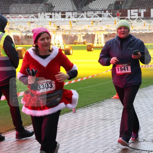 07.12.2025 - St. Pauli X-Mass-Run No. 15 Luisa Fischer http://msf.ph/oto/9384601 07.12.2025 11:30:32 Ziel 3303, 15, 1941, 859, 882, 1922, 1924, 1925, 1941, 2020, 2509, 2705, 2787, 2838, 2840, 2876, 3303, 4651, 4839 meine-sportfotos.de