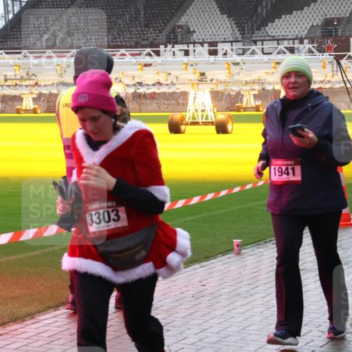 07.12.2025 - St. Pauli X-Mass-Run No. 15 Luisa Fischer http://msf.ph/oto/9384611 07.12.2025 11:30:33 Ziel 3303, 1941, 859, 882, 1922, 1924, 1925, 1941, 2020, 2509, 2705, 2787, 2838, 2840, 2876, 3303, 4651, 4839 meine-sportfotos.de