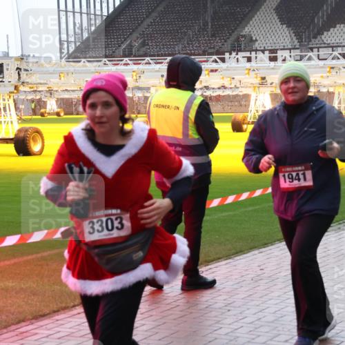 07.12.2025 - St. Pauli X-Mass-Run No. 15 Luisa Fischer http://msf.ph/oto/9384612 07.12.2025 11:30:33 Ziel 3303, 1941, 859, 882, 1922, 1924, 1925, 1941, 2020, 2509, 2705, 2787, 2838, 2840, 2876, 3303, 4651, 4839 meine-sportfotos.de