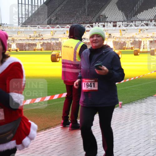07.12.2025 - St. Pauli X-Mass-Run No. 15 Luisa Fischer http://msf.ph/oto/9384614 07.12.2025 11:30:33 Ziel 3303, 1941, 859, 882, 1922, 1924, 1925, 1941, 2020, 2509, 2705, 2787, 2838, 2840, 2876, 3303, 4651, 4839 meine-sportfotos.de