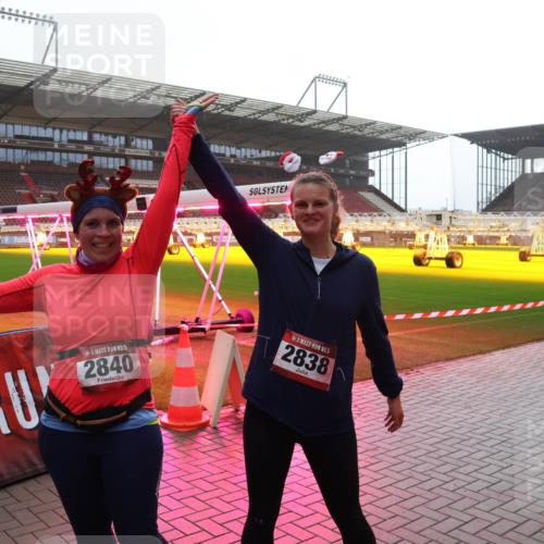 07.12.2025 - St. Pauli X-Mass-Run No. 15 Luisa Fischer http://msf.ph/oto/9384649 07.12.2025 11:30:43 Ziel 15, 2840, 5, 2838, 1941, 2020, 2509, 2705, 2787, 2876, 3303, 4839 meine-sportfotos.de