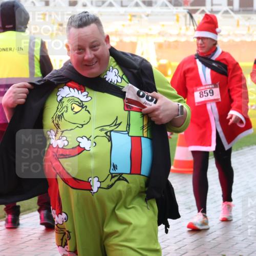 07.12.2025 - St. Pauli X-Mass-Run No. 15 Luisa Fischer http://msf.ph/oto/9384692 07.12.2025 11:31:05 Ziel 001, 859, 2876, 487, 539, 554, 579, 581, 848, 865, 870, 872, 1595, 2020, 2307, 2308, 2311, 2314, 2317, 2319, 2449, 2450, 2509, 2871, 2876, 3328 meine-sportfotos.de