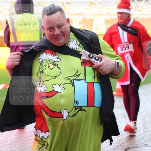 07.12.2025 - St. Pauli X-Mass-Run No. 15 Luisa Fischer http://msf.ph/oto/9384693 07.12.2025 11:31:05 Ziel 001, 859, 2876, 487, 539, 554, 579, 581, 848, 865, 870, 872, 1595, 2020, 2307, 2308, 2311, 2314, 2317, 2319, 2449, 2450, 2509, 2871, 2876, 3328 meine-sportfotos.de