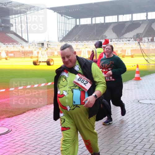 07.12.2025 - St. Pauli X-Mass-Run No. 15 Luisa Fischer http://msf.ph/oto/9384702 07.12.2025 11:31:06 Ziel 3, 15, 882, 00, 876, 880, 487, 539, 554, 579, 581, 848, 865, 870, 872, 1595, 2020, 2307, 2308, 2311, 2314, 2317, 2319, 2449, 2450, 2509, 2871, 2876, 3328 meine-sportfotos.de