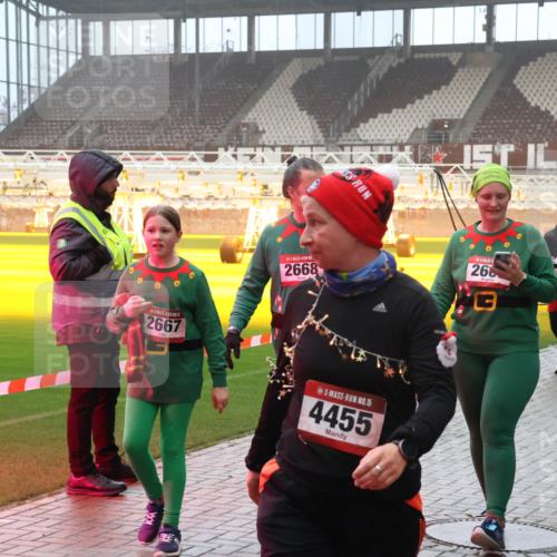 07.12.2025 - St. Pauli X-Mass-Run No. 15 Luisa Fischer http://msf.ph/oto/9384751 07.12.2025 10:16:10 Ziel 2, 5, 2667, 2668, 15, 4455, 260, 494, 431, 436, 1180, 1183, 1885, 2545, 2546, 2641, 2645, 2652, 2658, 2659, 2745, 3053, 3103, 4455, 4494, 4536 meine-sportfotos.de