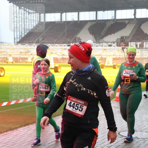 07.12.2025 - St. Pauli X-Mass-Run No. 15 Luisa Fischer http://msf.ph/oto/9384753 07.12.2025 10:16:11 Ziel 2667, 15, 4455, 266, 436, 1180, 1183, 1885, 2545, 2546, 2641, 2645, 2652, 2658, 2659, 2745, 3053, 3103, 4455, 4494, 4536 meine-sportfotos.de