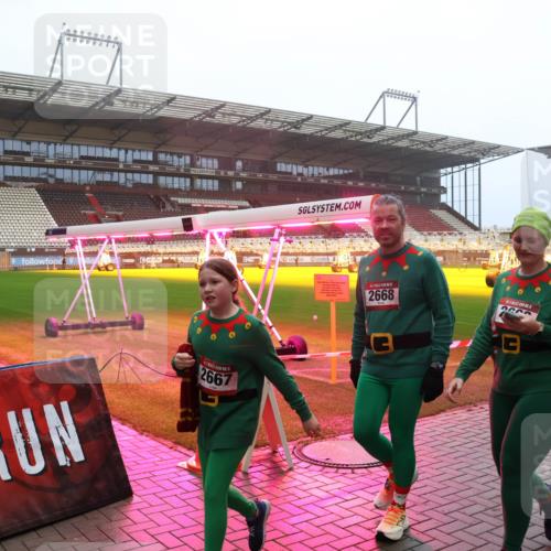 07.12.2025 - St. Pauli X-Mass-Run No. 15 Luisa Fischer http://msf.ph/oto/9384781 07.12.2025 10:16:14 Ziel 2667, 2668, 436, 1885, 2545, 2546, 2641, 2645, 2652, 2658, 2659, 2745, 3053, 3103, 4455, 4494, 4536 meine-sportfotos.de