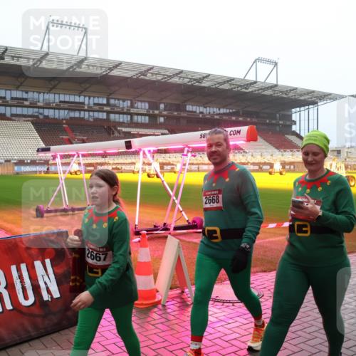 07.12.2025 - St. Pauli X-Mass-Run No. 15 Luisa Fischer http://msf.ph/oto/9384783 07.12.2025 10:16:14 Ziel 2668, 2667, 3, 436, 1885, 2545, 2546, 2641, 2645, 2652, 2658, 2659, 2745, 3053, 3103, 4455, 4494, 4536 meine-sportfotos.de