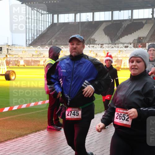 07.12.2025 - St. Pauli X-Mass-Run No. 15 Luisa Fischer http://msf.ph/oto/9384785 07.12.2025 10:16:15 Ziel 15, 2745, 2652, 436, 1885, 2545, 2546, 2641, 2645, 2652, 2658, 2659, 2745, 3053, 4455, 4494, 4536 meine-sportfotos.de