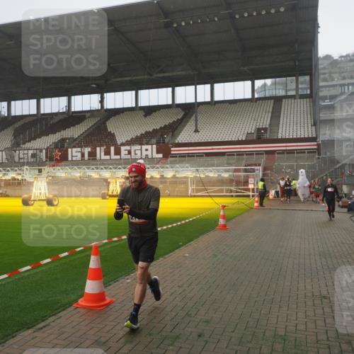 07.12.2025 - St. Pauli X-Mass-Run No. 15 Fabian Wolf http://msf.ph/oto/9384803 07.12.2025 10:12:35 Ziel 1070, 1072, 1074, 1077, 2758, 2760, 2770, 3585 meine-sportfotos.de