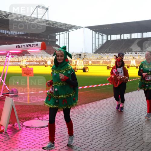 07.12.2025 - St. Pauli X-Mass-Run No. 15 Luisa Fischer http://msf.ph/oto/9384806 07.12.2025 11:31:27 Ziel 2308, 2317, 203, 329, 487, 539, 554, 579, 581, 848, 865, 870, 872, 1595, 1755, 2307, 2308, 2311, 2314, 2317, 2319, 2428, 2429, 2430, 2449, 2450, 2492, 2493, 2871, 3181, 3182, 3184, 3238, 3239, 3328, 3352, 3436, 4105 meine-sportfotos.de