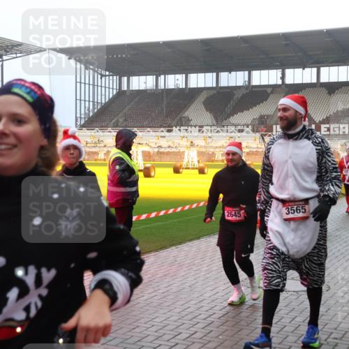 07.12.2025 - St. Pauli X-Mass-Run No. 15 Luisa Fischer http://msf.ph/oto/9384824 07.12.2025 10:16:18 Ziel 2645, 3565, 2545, 2546, 2641, 2645, 2652, 2658, 2659, 2745, 3053, 4455 meine-sportfotos.de