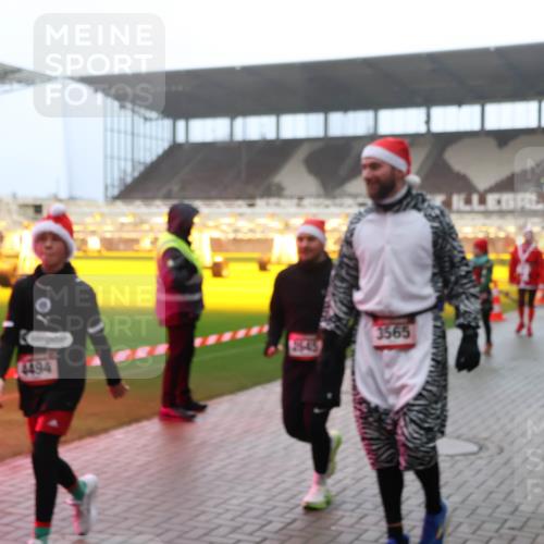 07.12.2025 - St. Pauli X-Mass-Run No. 15 Luisa Fischer http://msf.ph/oto/9384826 07.12.2025 10:16:18 Ziel 4494, 3565, 2545, 2546, 2641, 2645, 2652, 2658, 2659, 2745, 3053, 4455 meine-sportfotos.de