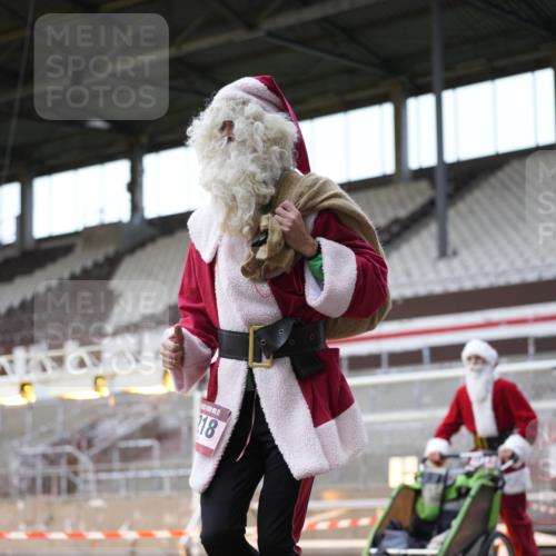 07.12.2025 - St. Pauli X-Mass-Run No. 15 Patografie http://msf.ph/oto/9384840 07.12.2025 10:28:27 Ziel 412, 2526, 2723, 2912, 2913, 3209, 3218, 3377, 3454, 3472, 4037, 4250, 4355, 4388 meine-sportfotos.de