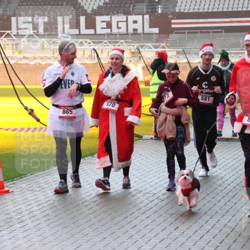 07.12.2025 - St. Pauli X-Mass-Run No. 15 Luisa Fischer http://msf.ph/oto/9384847 07.12.2025 11:31:34 Ziel 865, 870, 581, 554, 10, 5, 203, 329, 331, 487, 539, 554, 579, 581, 848, 865, 870, 872, 1595, 1755, 2017, 2307, 2308, 2311, 2314, 2317, 2319, 2428, 2429, 2430, 2449, 2450, 2492, 2493, 2871, 3181, 3182, 3184, 3238, 3239, 3328, 3352, 3436, 4105 meine-sportfotos.de