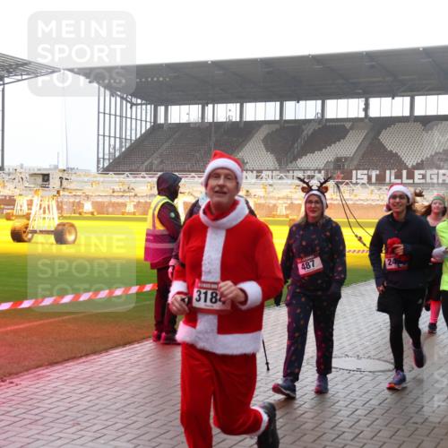 07.12.2025 - St. Pauli X-Mass-Run No. 15 Luisa Fischer http://msf.ph/oto/9384886 07.12.2025 11:31:47 Ziel 3184, 487, 2493, 203, 329, 331, 554, 1595, 1755, 2017, 2428, 2429, 2430, 2492, 2493, 3087, 3181, 3182, 3184, 3238, 3239, 3328, 3352, 3436, 3600, 4105 meine-sportfotos.de