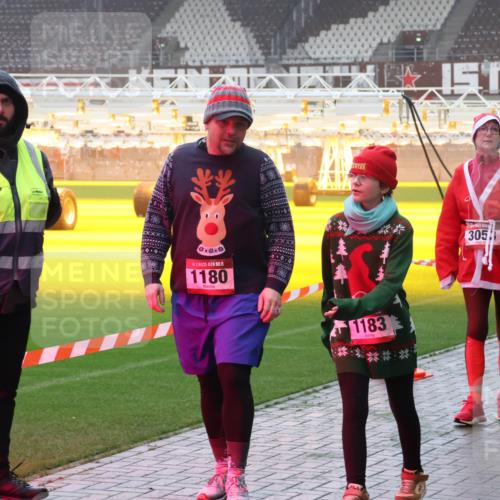 07.12.2025 - St. Pauli X-Mass-Run No. 15 Luisa Fischer http://msf.ph/oto/9384900 07.12.2025 10:16:22 Ziel 6709, 15, 1180, 1183, 305, 21, 394, 2545, 2546, 2641, 2645, 2652, 2658, 2659, 2745, 3053, 4455 meine-sportfotos.de