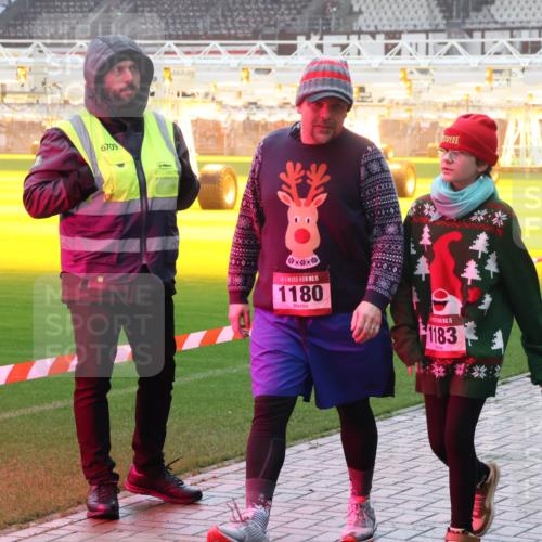 07.12.2025 - St. Pauli X-Mass-Run No. 15 Luisa Fischer http://msf.ph/oto/9384904 07.12.2025 10:16:23 Ziel 6709, 15, 1180, 1183, 305, 21, 394, 2545, 2546, 2641, 2645, 2652, 2658, 2659, 2745, 3053, 4455 meine-sportfotos.de
