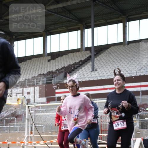 07.12.2025 - St. Pauli X-Mass-Run No. 15 Patografie http://msf.ph/oto/9384917 07.12.2025 10:28:45 Ziel 1095, 1308, 1330, 1566, 2046, 2051, 2397, 4265, 4291, 4414, 4446, 4449, 4450, 4543, 4544 meine-sportfotos.de