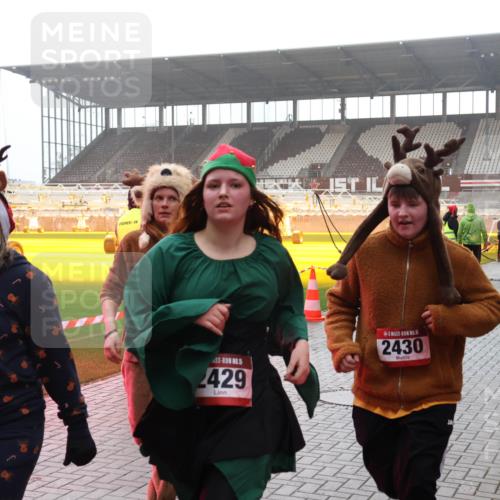 07.12.2025 - St. Pauli X-Mass-Run No. 15 Luisa Fischer http://msf.ph/oto/9384920 07.12.2025 11:31:50 Ziel 15, 487, 5, 2429, 5, 2430, 331, 203, 329, 331, 1595, 1755, 2017, 2428, 2429, 2430, 2492, 2493, 2587, 2654, 3087, 3181, 3182, 3184, 3238, 3239, 3352, 3436, 3600, 4105 meine-sportfotos.de
