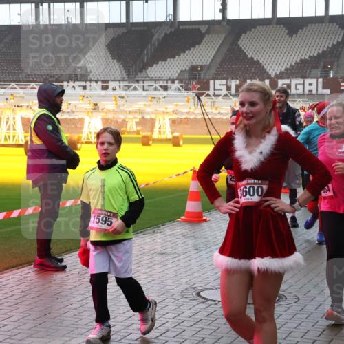 07.12.2025 - St. Pauli X-Mass-Run No. 15 Luisa Fischer http://msf.ph/oto/9384945 07.12.2025 11:32:07 Ziel 1595, 600, 034, 331, 1755, 2017, 2048, 2050, 2120, 2428, 2429, 2430, 2492, 2493, 2497, 2523, 2527, 2587, 2654, 2656, 3087, 3181, 3182, 3184, 3238, 3239, 3352, 3436, 3600, 3678, 4105, 4633, 4640, 4642 meine-sportfotos.de