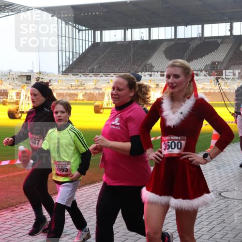 07.12.2025 - St. Pauli X-Mass-Run No. 15 Luisa Fischer http://msf.ph/oto/9384954 07.12.2025 11:32:09 Ziel 587, 15, 1595, 15, 3600, 3678, 331, 1755, 2017, 2048, 2050, 2120, 2428, 2429, 2430, 2492, 2493, 2497, 2523, 2527, 2587, 2654, 2656, 3087, 3181, 3182, 3352, 3600, 3678, 4633, 4640, 4642 meine-sportfotos.de