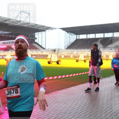 07.12.2025 - St. Pauli X-Mass-Run No. 15 Luisa Fischer http://msf.ph/oto/9384971 07.12.2025 11:32:12 Ziel 3678, 1, 2017, 3087, 331, 2017, 2048, 2050, 2120, 2497, 2523, 2527, 2587, 2654, 2656, 3087, 3343, 3600, 3678, 4633, 4640, 4642 meine-sportfotos.de