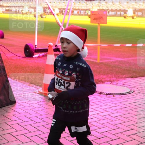 07.12.2025 - St. Pauli X-Mass-Run No. 15 Luisa Fischer http://msf.ph/oto/9384991 07.12.2025 11:32:20 Ziel 800, 100000, 4642, 331, 2043, 2044, 2048, 2050, 2120, 2497, 2523, 2527, 2587, 2654, 2656, 3087, 3343, 3600, 3678, 4633, 4640, 4642 meine-sportfotos.de