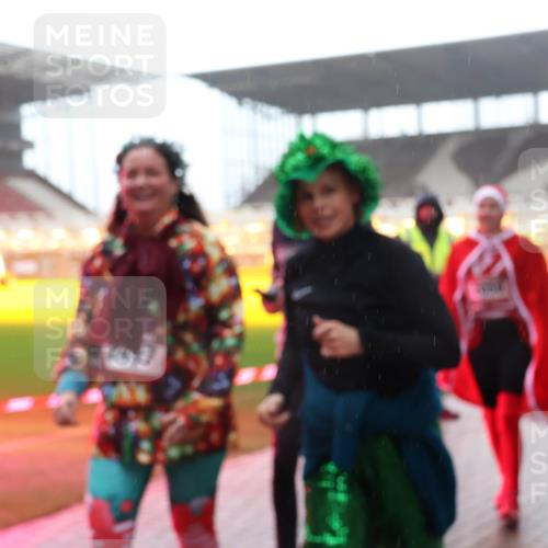 07.12.2025 - St. Pauli X-Mass-Run No. 15 Luisa Fischer http://msf.ph/oto/9385010 07.12.2025 11:32:28 Ziel 1081, 2043, 2044, 2048, 2050, 2120, 2497, 2523, 2527, 2587, 2595, 2654, 2656, 3087, 3173, 3177, 3343, 3678, 4633, 4640, 4642 meine-sportfotos.de