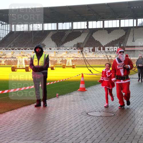 07.12.2025 - St. Pauli X-Mass-Run No. 15 Luisa Fischer http://msf.ph/oto/9385017 07.12.2025 11:32:45 Ziel 2044, 2043, 1081, 1081, 1884, 1886, 1998, 1999, 2000, 2015, 2043, 2044, 2048, 2050, 2120, 2283, 2419, 2595, 3173, 3177, 3343, 4633, 4640, 4642 meine-sportfotos.de