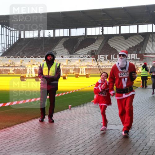 07.12.2025 - St. Pauli X-Mass-Run No. 15 Luisa Fischer http://msf.ph/oto/9385025 07.12.2025 11:32:46 Ziel 670, 2044, 2043, 1081, 1081, 1884, 1886, 1998, 1999, 2000, 2015, 2043, 2044, 2050, 2120, 2283, 2419, 2595, 3173, 3177, 3343, 4633, 4640, 4642 meine-sportfotos.de