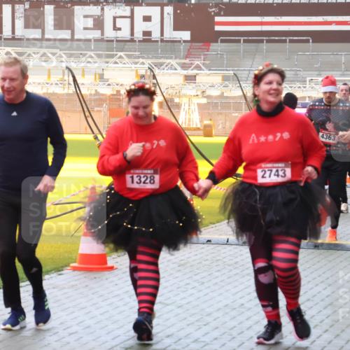 07.12.2025 - St. Pauli X-Mass-Run No. 15 Luisa Fischer http://msf.ph/oto/9385040 07.12.2025 10:16:49 Ziel 1328, 7, 2743, 4363, 394, 1328, 2185, 2266, 2545, 2546, 2743, 4362, 4363, 4510 meine-sportfotos.de