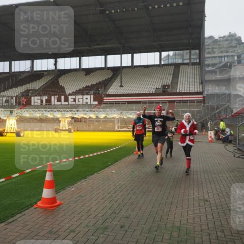 07.12.2025 - St. Pauli X-Mass-Run No. 15 Fabian Wolf http://msf.ph/oto/9385041 07.12.2025 10:13:02 Ziel 80, 938, 1397, 1733, 2687, 2711, 2712, 4487 meine-sportfotos.de