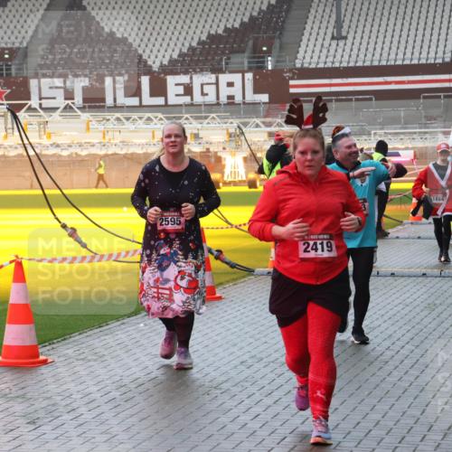 07.12.2025 - St. Pauli X-Mass-Run No. 15 Luisa Fischer http://msf.ph/oto/9385051 07.12.2025 11:32:56 Ziel 2595, 2419, 1884, 1886, 477, 1081, 1884, 1886, 1998, 1999, 2000, 2015, 2043, 2044, 2283, 2419, 2595, 3173, 3177, 3343 meine-sportfotos.de