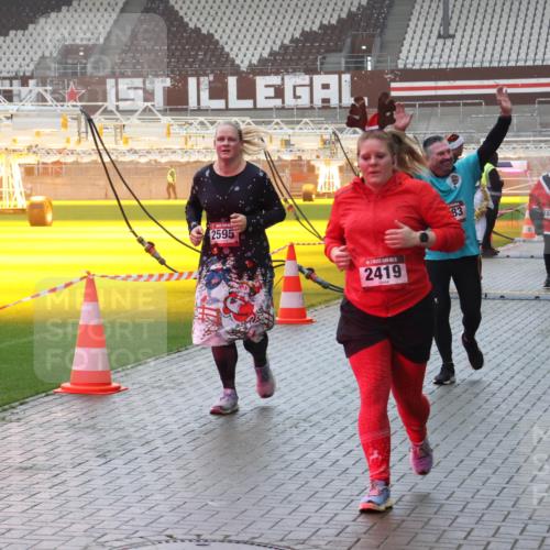 07.12.2025 - St. Pauli X-Mass-Run No. 15 Luisa Fischer http://msf.ph/oto/9385052 07.12.2025 11:32:56 Ziel 2595, 2419, 83, 1884, 477, 1081, 1884, 1886, 1998, 1999, 2000, 2015, 2043, 2044, 2283, 2419, 2595, 3173, 3177, 3343 meine-sportfotos.de