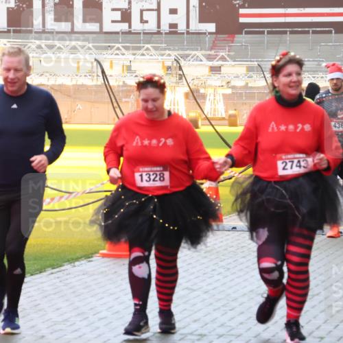 07.12.2025 - St. Pauli X-Mass-Run No. 15 Luisa Fischer http://msf.ph/oto/9385056 07.12.2025 10:16:50 Ziel 7, 1328, 79, 4363, 2743, 394, 1328, 2185, 2266, 2545, 2546, 2743, 4362, 4363, 4510 meine-sportfotos.de
