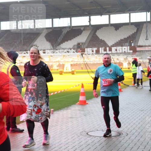 07.12.2025 - St. Pauli X-Mass-Run No. 15 Luisa Fischer http://msf.ph/oto/9385067 07.12.2025 11:32:59 Ziel 15, 419, 2595, 22, 477, 1081, 1884, 1886, 1998, 1999, 2000, 2015, 2043, 2044, 2283, 2419, 2595, 3173, 3177, 3343 meine-sportfotos.de