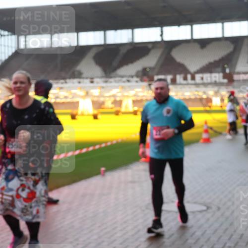 07.12.2025 - St. Pauli X-Mass-Run No. 15 Luisa Fischer http://msf.ph/oto/9385069 07.12.2025 11:32:59 Ziel 477, 1081, 1884, 1886, 1998, 1999, 2000, 2015, 2043, 2044, 2283, 2419, 2595, 3173, 3177, 3343 meine-sportfotos.de