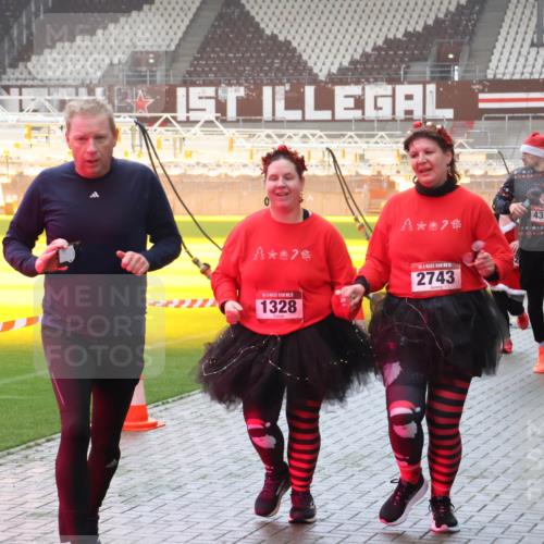 07.12.2025 - St. Pauli X-Mass-Run No. 15 Luisa Fischer http://msf.ph/oto/9385072 07.12.2025 10:16:51 Ziel 4363, 15, 1328, 15, 2743, 45, 394, 1328, 2185, 2266, 2545, 2546, 2743, 4362, 4363, 4510 meine-sportfotos.de