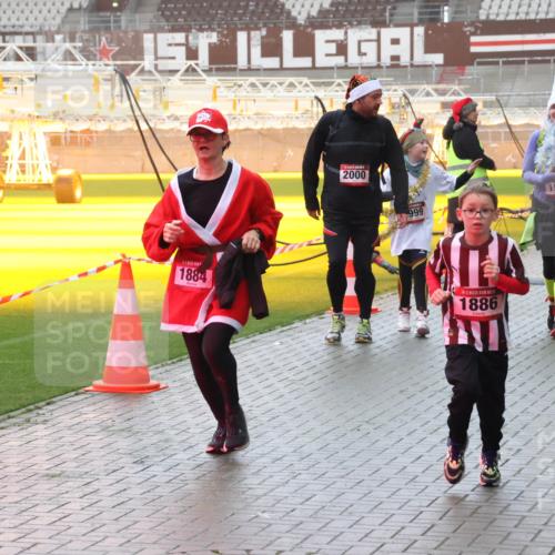 07.12.2025 - St. Pauli X-Mass-Run No. 15 Luisa Fischer http://msf.ph/oto/9385080 07.12.2025 11:33:02 Ziel 1884, 2000, 999, 1998, 1886, 477, 477, 1081, 1884, 1886, 1998, 1999, 2000, 2015, 2043, 2044, 2283, 2419, 2595, 3173, 3177 meine-sportfotos.de