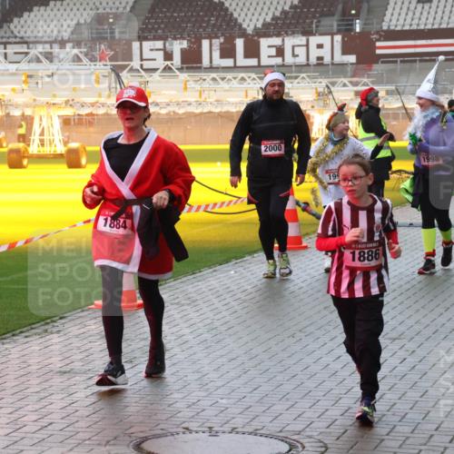 07.12.2025 - St. Pauli X-Mass-Run No. 15 Luisa Fischer http://msf.ph/oto/9385081 07.12.2025 11:33:03 Ziel 1884, 2000, 199, 1998, 1886, 477, 477, 1081, 1884, 1886, 1998, 1999, 2000, 2015, 2043, 2044, 2283, 2419, 2595, 3173, 3177 meine-sportfotos.de