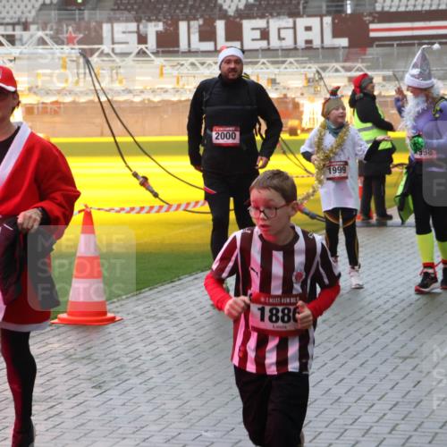 07.12.2025 - St. Pauli X-Mass-Run No. 15 Luisa Fischer http://msf.ph/oto/9385084 07.12.2025 11:33:04 Ziel 1884, 2000, 1886, 1999, 4998, 477, 1081, 1884, 1886, 1998, 1999, 2000, 2015, 2043, 2044, 2283, 2419, 2595, 3173, 3177, 3271 meine-sportfotos.de