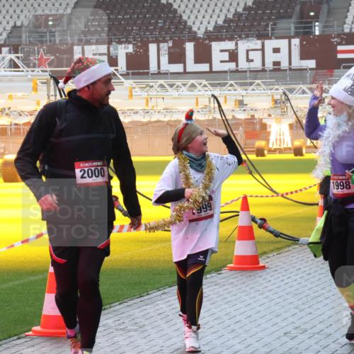 07.12.2025 - St. Pauli X-Mass-Run No. 15 Luisa Fischer http://msf.ph/oto/9385089 07.12.2025 11:33:06 Ziel 2000, 1999, 1998, 477, 1081, 1884, 1886, 1998, 1999, 2000, 2015, 2043, 2044, 2107, 2113, 2283, 2419, 2595, 3173, 3177, 3269, 3271 meine-sportfotos.de