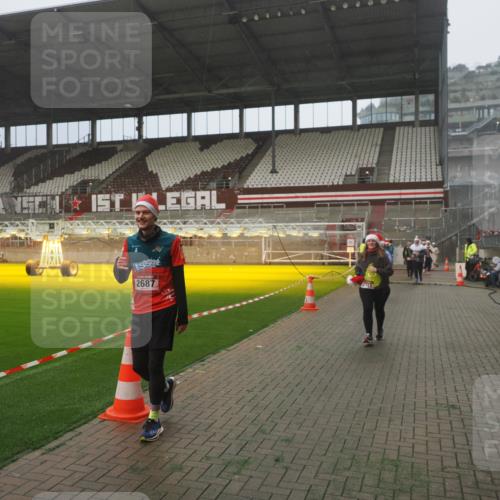 07.12.2025 - St. Pauli X-Mass-Run No. 15 Fabian Wolf http://msf.ph/oto/9385095 07.12.2025 10:13:06 Ziel 80, 1126, 1397, 1733, 2687, 2711, 2712, 3588, 3589, 4487 meine-sportfotos.de
