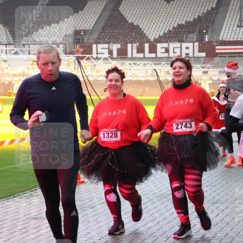 07.12.2025 - St. Pauli X-Mass-Run No. 15 Luisa Fischer http://msf.ph/oto/9385096 07.12.2025 10:16:51 Ziel 1328, 15, 2743, 43, 4363, 4570, 2185, 394, 1328, 2185, 2266, 2545, 2546, 2743, 4362, 4363, 4510 meine-sportfotos.de
