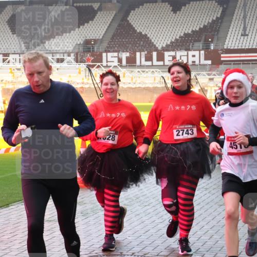 07.12.2025 - St. Pauli X-Mass-Run No. 15 Luisa Fischer http://msf.ph/oto/9385097 07.12.2025 10:16:52 Ziel 15, 2743, 28, 45, 216, 394, 1328, 2185, 2266, 2545, 2743, 4362, 4363, 4510 meine-sportfotos.de