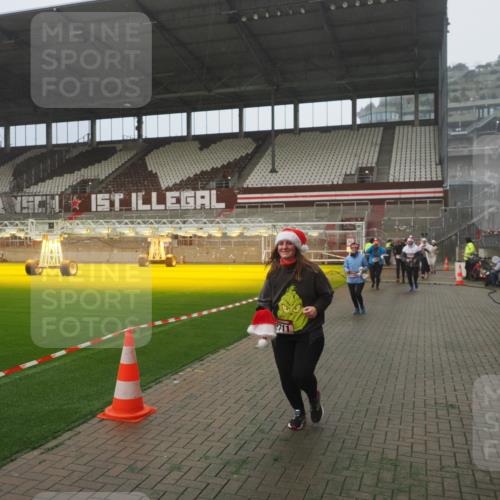 07.12.2025 - St. Pauli X-Mass-Run No. 15 Fabian Wolf http://msf.ph/oto/9385115 07.12.2025 10:13:08 Ziel 80, 1044, 1126, 1397, 1733, 2687, 2711, 2712, 3588, 3589, 4487, 4664 meine-sportfotos.de