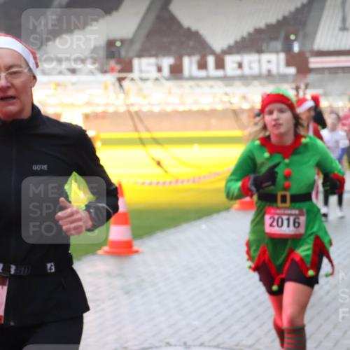 07.12.2025 - St. Pauli X-Mass-Run No. 15 Luisa Fischer http://msf.ph/oto/9385120 07.12.2025 11:33:32 Ziel 2005, 50, 2016, 321, 477, 977, 1013, 1591, 2005, 2016, 2107, 2113, 2278, 2281, 2282, 2284, 2612, 2613, 2614, 2620, 2662, 3039, 3041, 3166, 3169, 3269, 3271 meine-sportfotos.de
