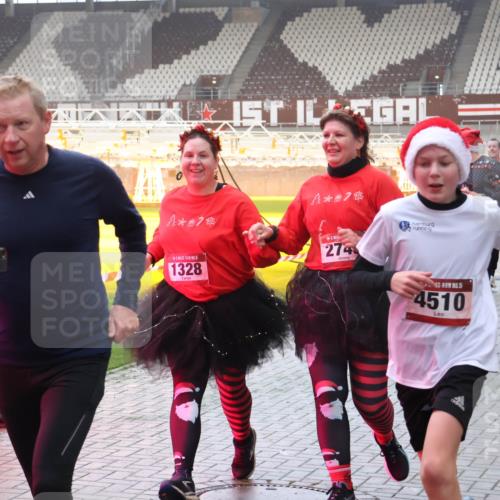 07.12.2025 - St. Pauli X-Mass-Run No. 15 Luisa Fischer http://msf.ph/oto/9385141 07.12.2025 10:16:52 Ziel 7, 7, 15, 1328, 274, 4510, 2185, 394, 1328, 2185, 2266, 2545, 2743, 4362, 4363, 4510 meine-sportfotos.de