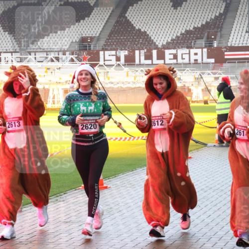07.12.2025 - St. Pauli X-Mass-Run No. 15 Luisa Fischer http://msf.ph/oto/9385160 07.12.2025 11:33:49 Ziel 2613, 2620, 2612, 261, 3169, 56, 62, 72, 73, 85, 94, 103, 110, 142, 181, 260, 321, 340, 349, 354, 378, 977, 1013, 1361, 1591, 2005, 2016, 2107, 2113, 2278, 2281, 2282, 2284, 2612, 2613, 2614, 2620, 2662, 3039, 3041, 3166, 3169, 3253, 3254, 3269, 3271, 4649 meine-sportfotos.de